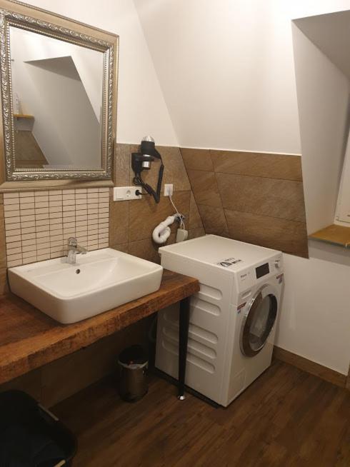 Victory Guesthouse - Handwerker Pension Bielefeld Exteriör bild