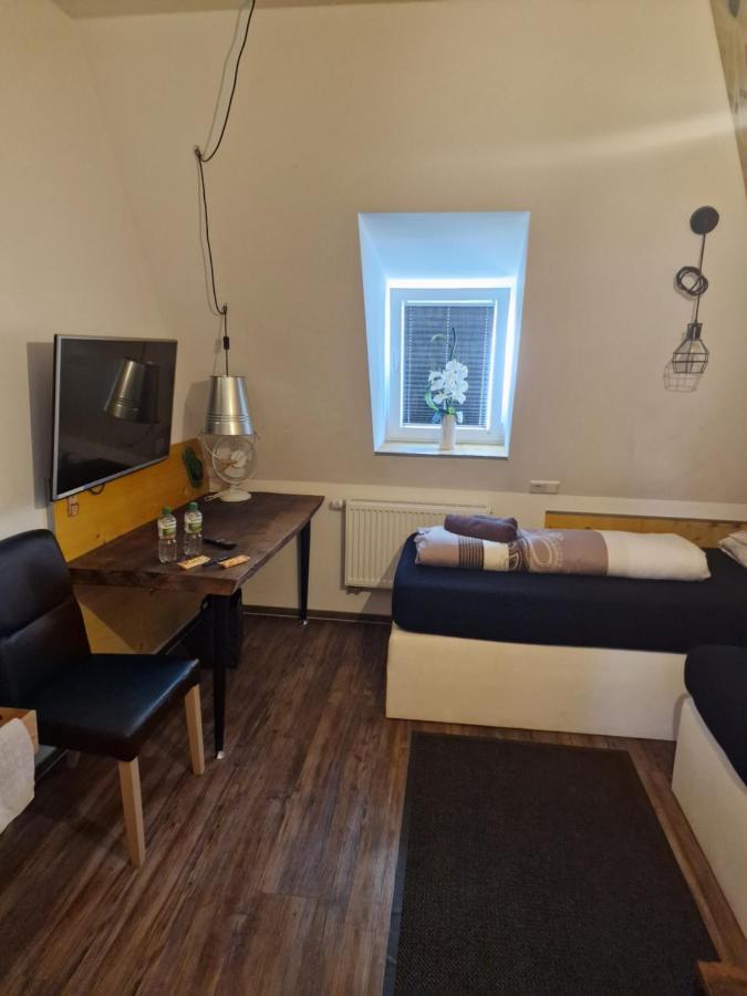 Victory Guesthouse - Handwerker Pension Bielefeld Exteriör bild